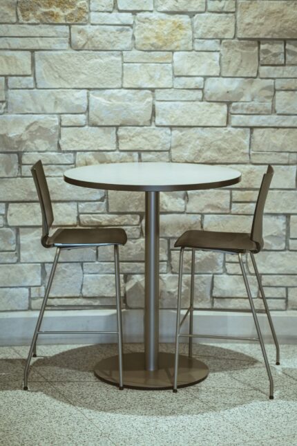 deci table, quanta max chair