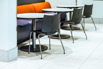 Deci table, quanta max chair