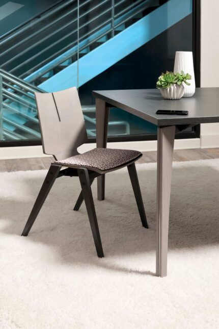 arvo table, v charge wireless power, quanta max chair