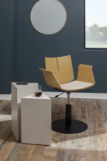 GeoMetrix corian occasional table with v power wireless charging, quanta chair
