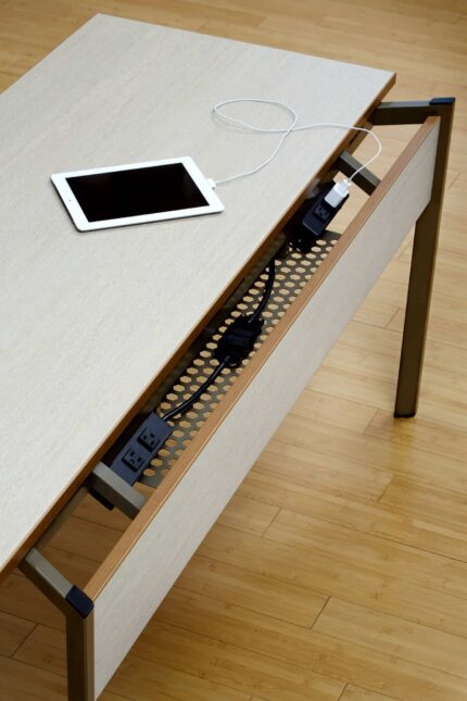 eliga commercial table